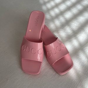 Iconic Gucci rubber sandals in pink